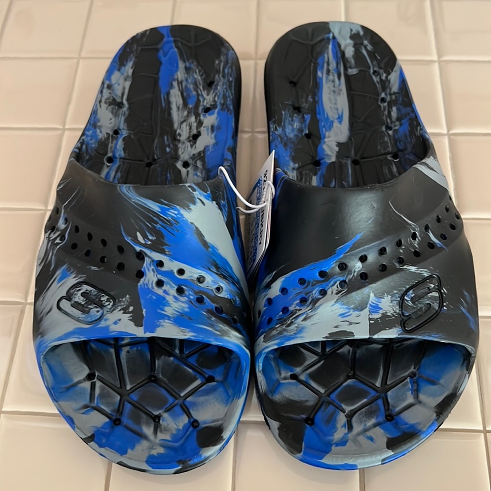 Skechers youth size 4 foamie slippers